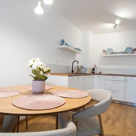 Apartament Airport Area Five 3 Kilometers Free Parking *